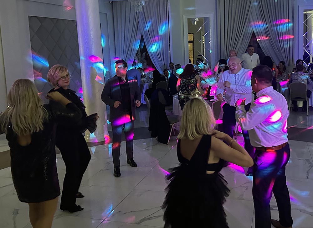 ludzie tańczący na imprezie jubileuszowej
